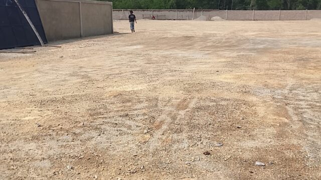 Bangunan tembok keliling di pelambung di duga tidak berijin , pemda karimun di minta ambil tindakan